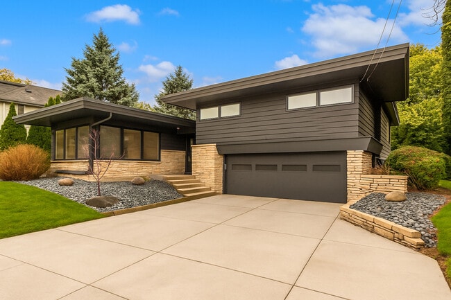 Building Photo - 10046 Sheridan Dr