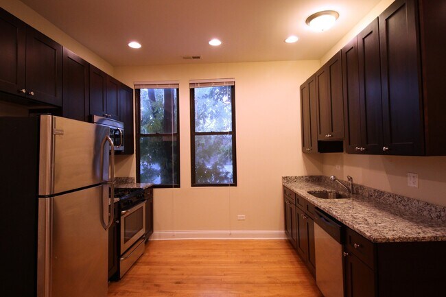 Building Photo - 5407 N Ravenswood Ave