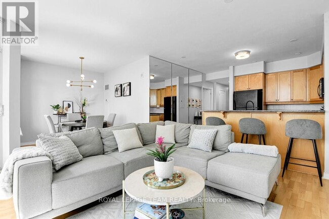 Building Photo - 570-570 Laurier Ave W