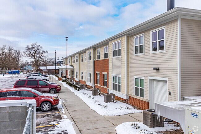 Primary Image - Fox Valley Apartments- Lincoln School