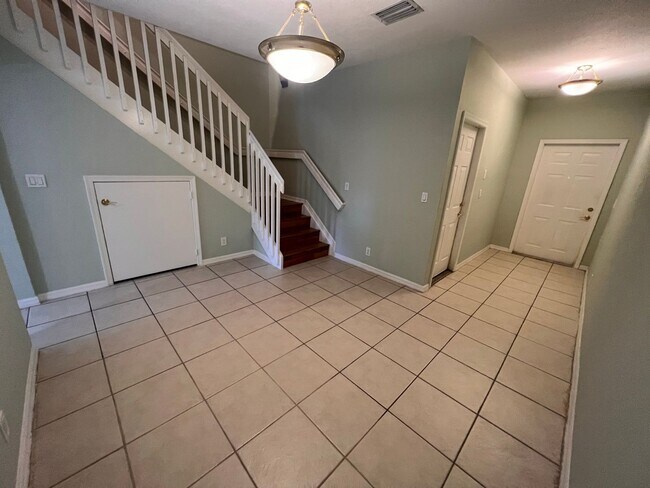 Foto del edificio - Lovely Townhome in Gate Community!
