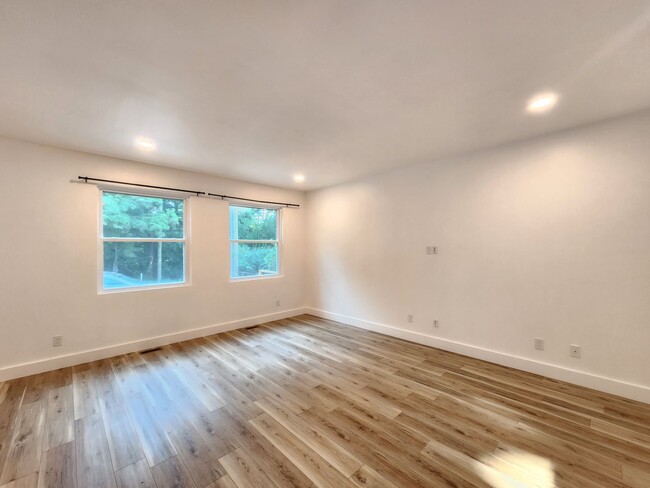 Building Photo - East Asheville Duplex Rental!