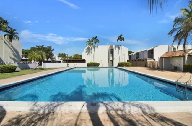 Building Photo - 6502 Kendale Lakes Dr