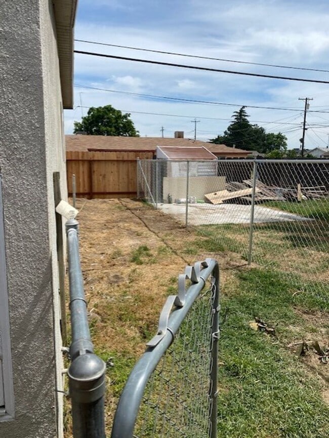 Building Photo - Fully Remodeled 2 bedroom and 1 bath home!