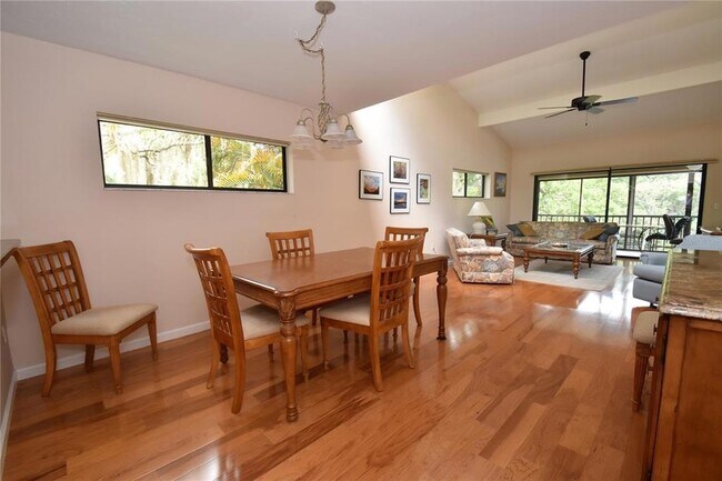 Foto del edificio - 1523 Clower Creek Dr