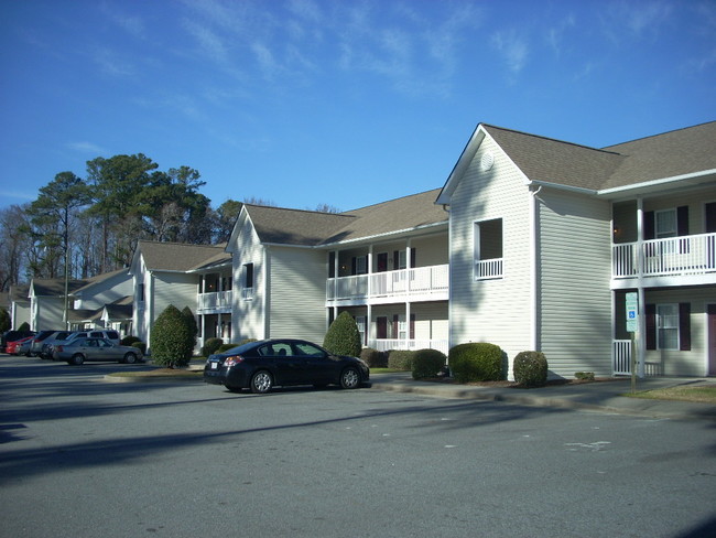 Building Photo - Cross Creek