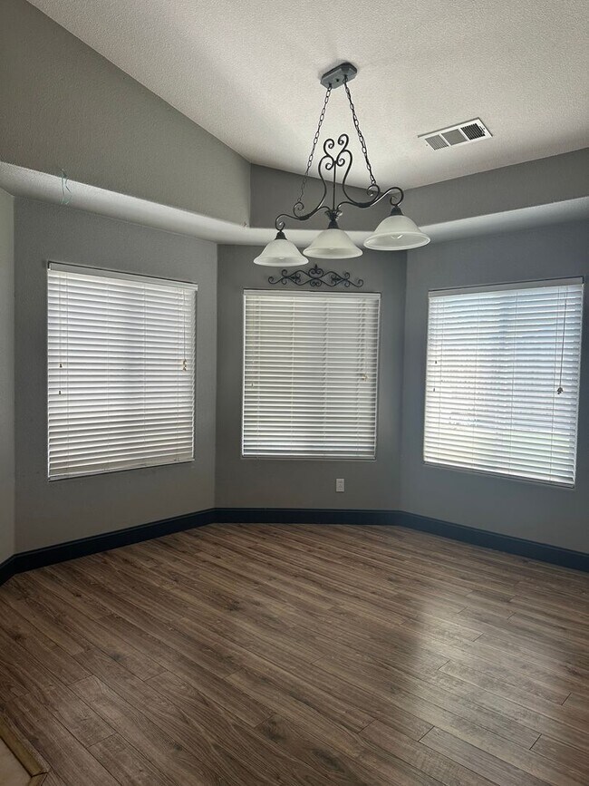 Foto del edificio - Cozy home in well established neighborhood, close to Annie R. Mitchell Elementary