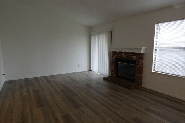 Building Photo - HOUSE FOR RENT