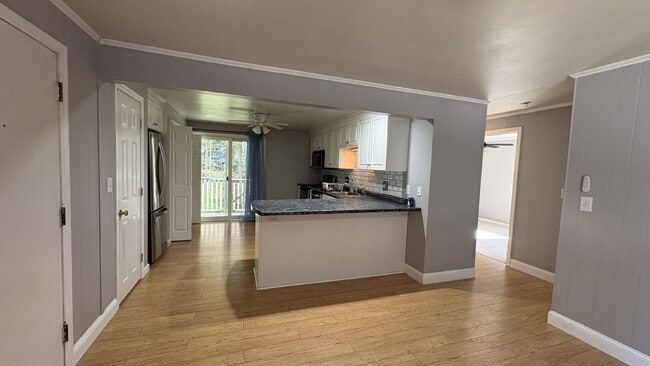 Building Photo - Bright & Sunlit 2nd-Floor Unit in Peaceful Kittery Setting!