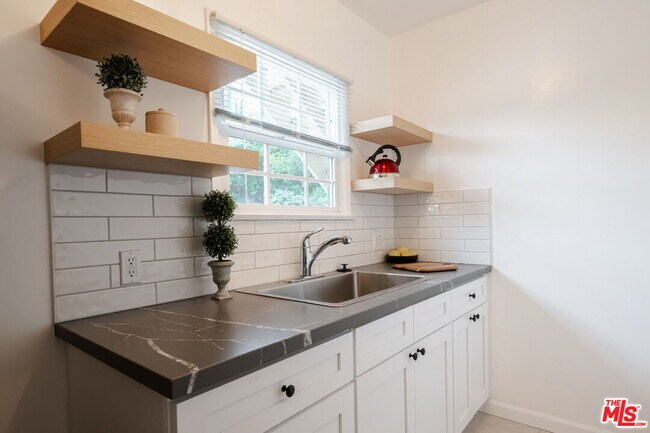 Foto del edificio - 823 Highland Ave