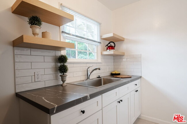 Building Photo - 823 Highland Ave