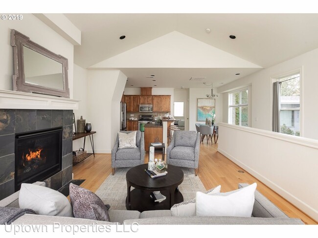 Building Photo - 3 br, 2.5 bath House - 1916 SW IDAHO ST