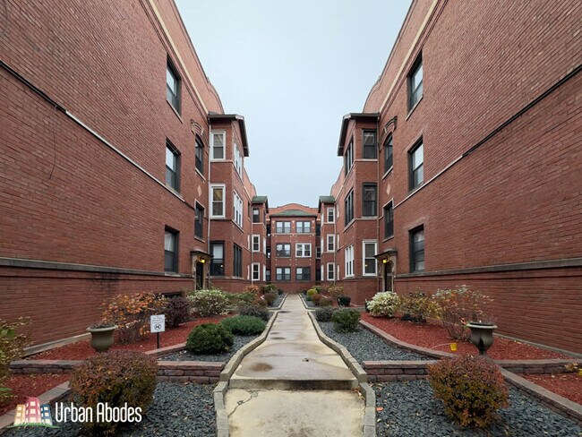 Building Photo - 4427 N Wolcott Ave