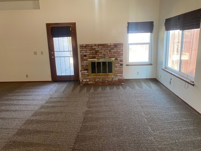 Building Photo - 3 Bedroom 2 Bathroom in SE Visalia