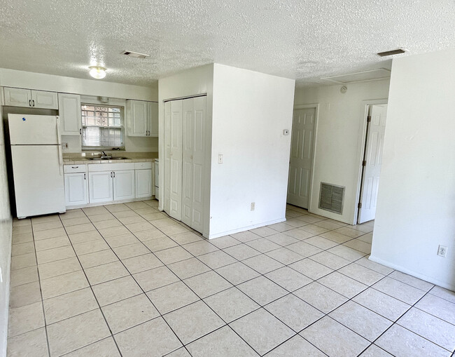 Building Photo - 2113 W Cypress St