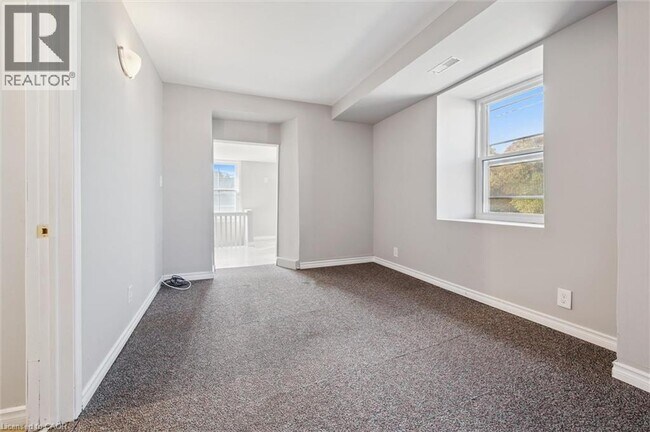 Photo du bâtiment - 906 King St E