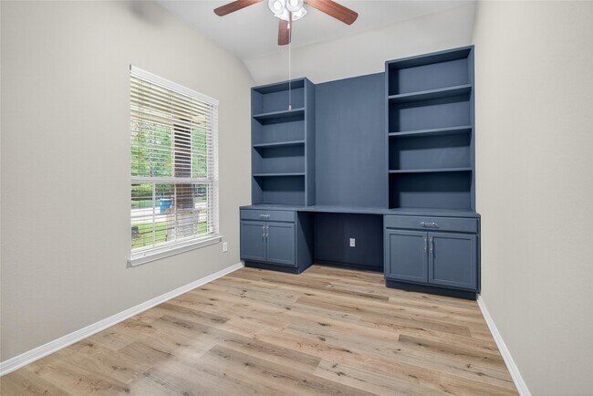 Foto del edificio - 2450 Garden Shadow Dr