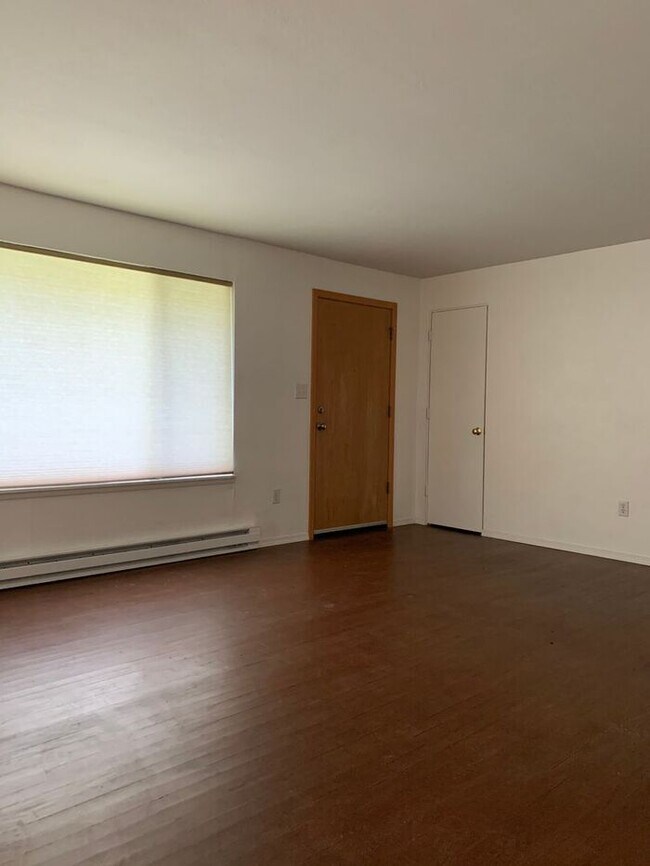 Foto del edificio - Updated 2 bedroom duplex near PLU!