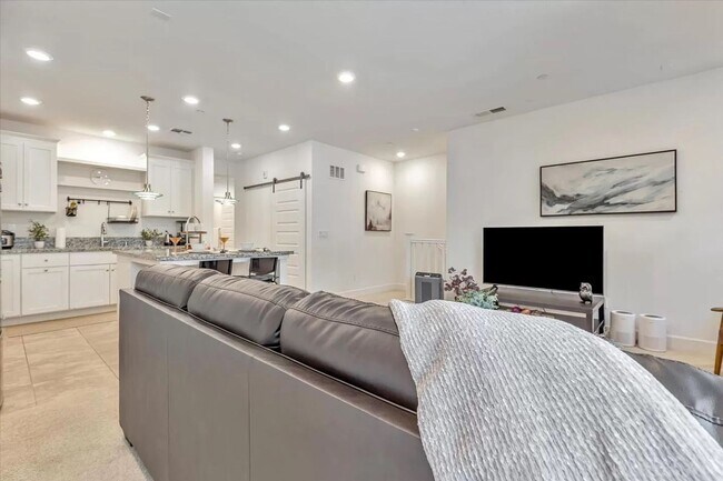 Building Photo - 2 BEDROOM CONDO IN BEAUTIFUL FREMONT COMMU...