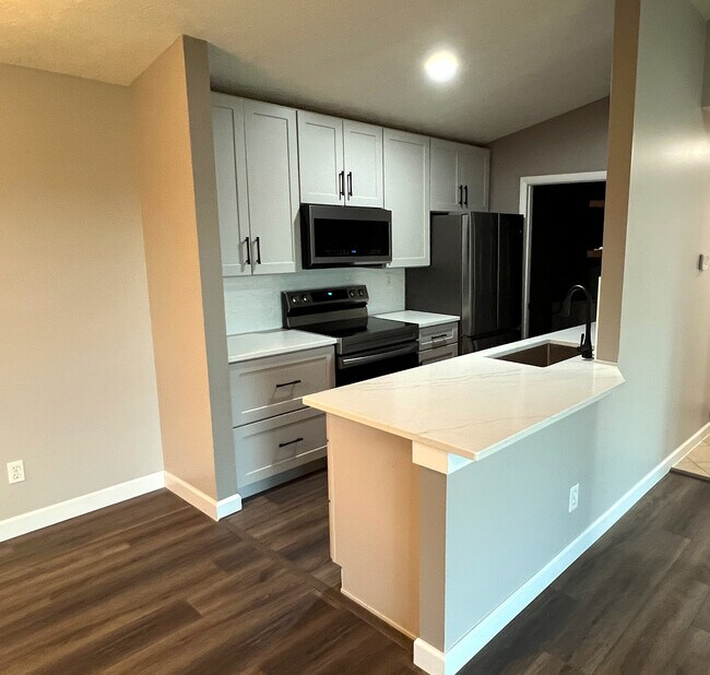 New Breakfast Bar - 8892 Eagleview Dr