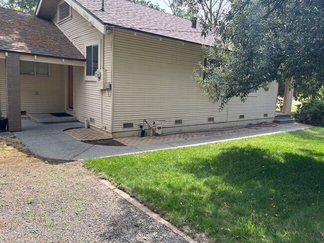 Foto del edificio - 2 Bed, 1 Bath Single Story Country Home in Elk Grove Neighborhood