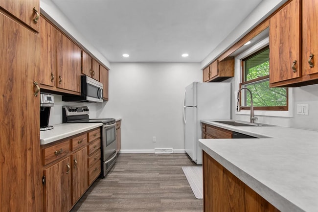 Building Photo - 3124 N Bluemound Dr