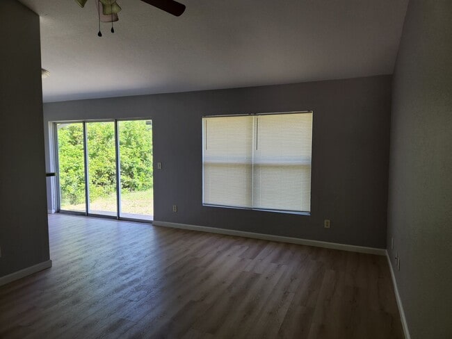 Foto del edificio - 340-342 Rogen St