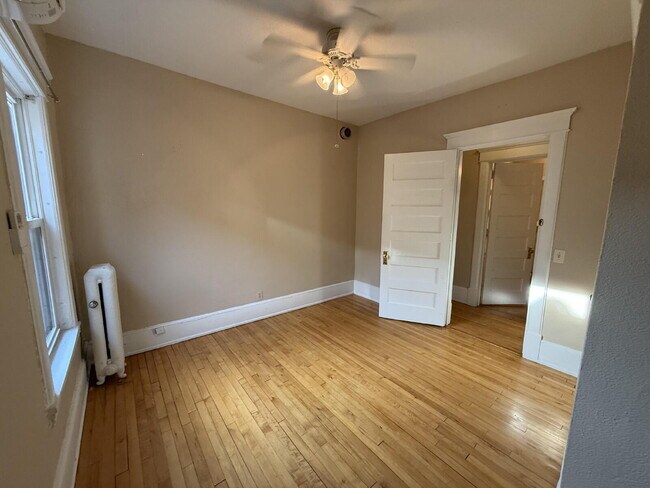 Building Photo - Spacious 1Bed, 1Bath in Lake of the Isles Neighborhood!