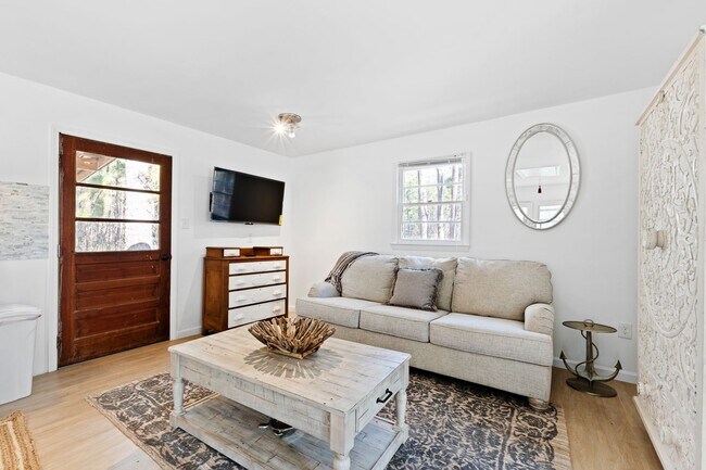 Building Photo - Charming Bungalow Retreat: Fully Equipped,...