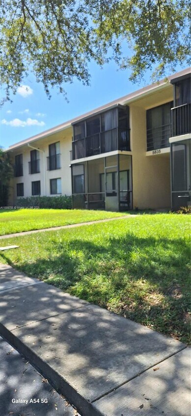 Foto principal - 5835 Washington St