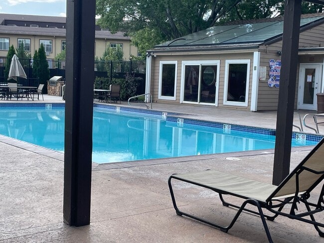 Building Photo - Darling 2 bedroom 2 bath condo in south Reno