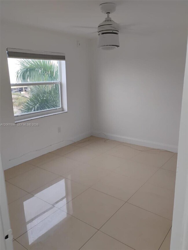 Foto del edificio - 3536 NE 168th St