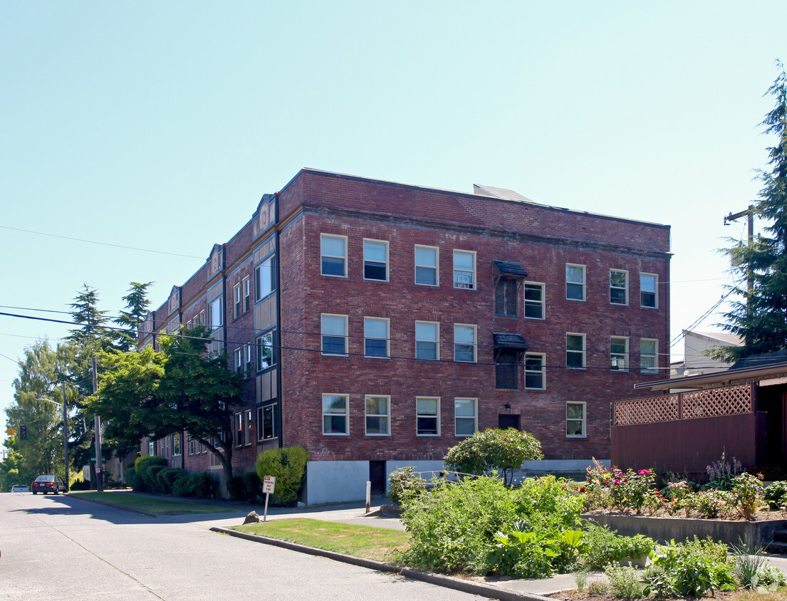 Primary Photo - Admiral Apartments