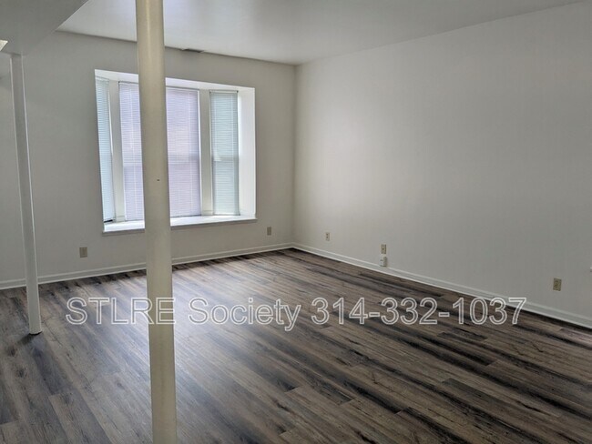 Foto del edificio - 2707 Russell Blvd