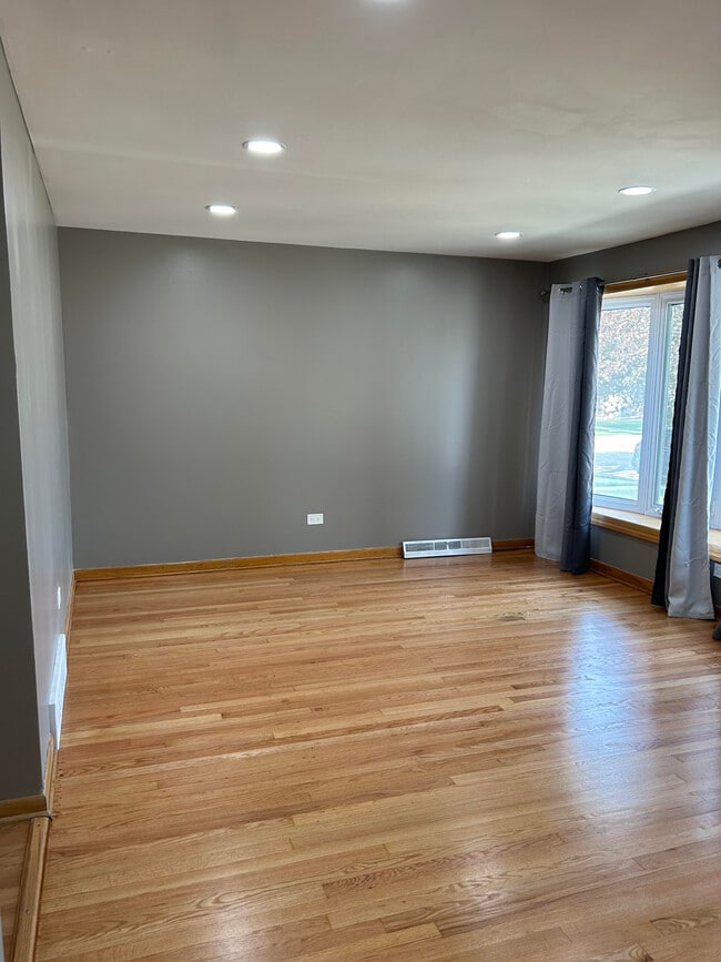 Building Photo - 5820 S Rutherford Ave