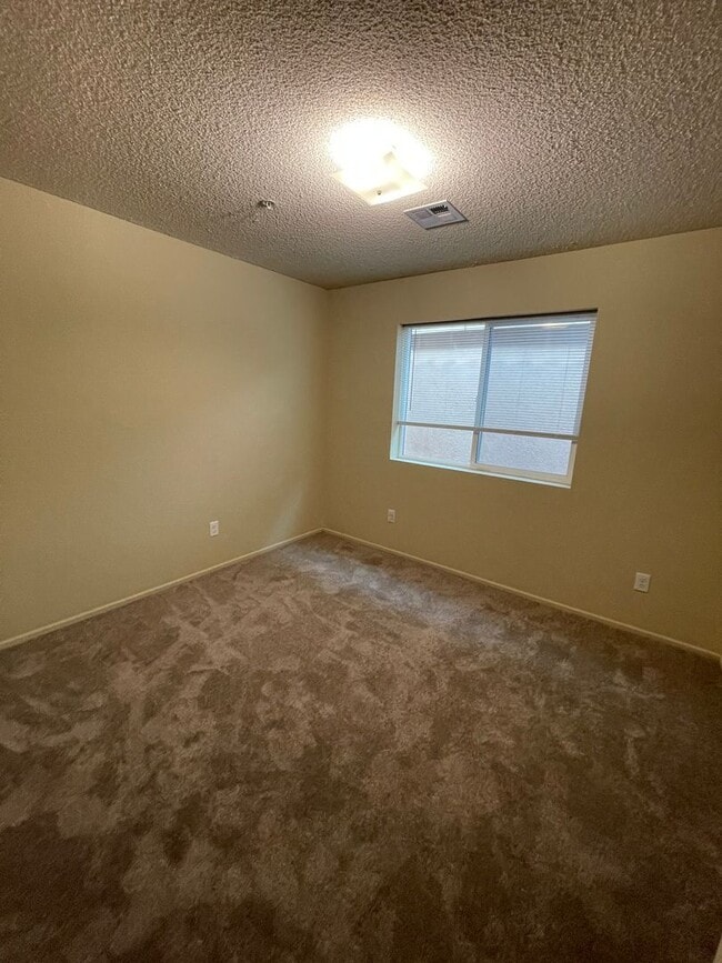 Building Photo - Desert Sky Townhome w/ Landscaping and App...