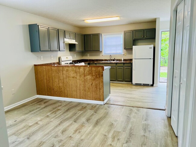 Building Photo - Three Bedroom/Two Full Bath House in West ...