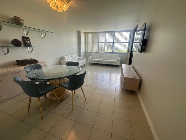 Foto del edificio - 2555 Collins Ave