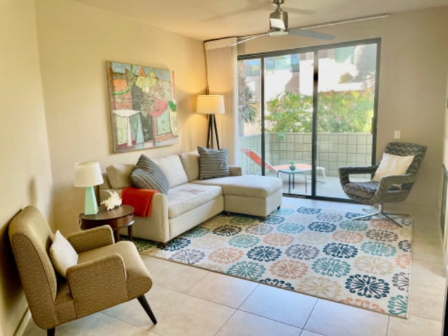 Building Photo - 870 E Palm Canyon Dr