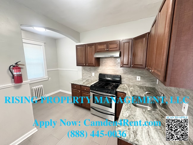 Building Photo - Newly Renovated large 3 bedroom 1 and a ha...