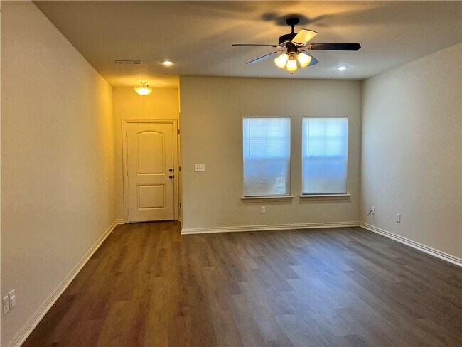Foto del edificio - 930 Kensington Dr