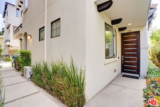Building Photo - 5932 W Luna Park