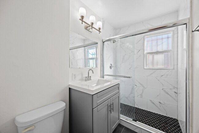 Foto del edificio - BRIGHT & SPACIOUS | 1 BED 1 BATH | FULL KITCHEN & PARKING INCLUDED