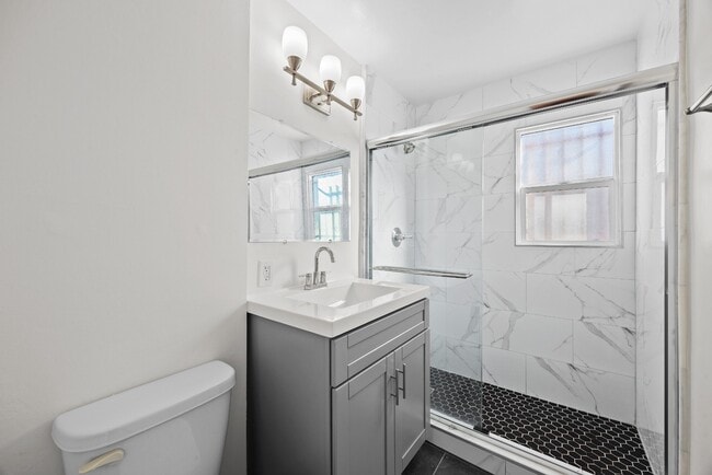 Building Photo - BRIGHT & SPACIOUS | 1 BED 1 BATH | FULL KITCHEN & PARKING INCLUDED