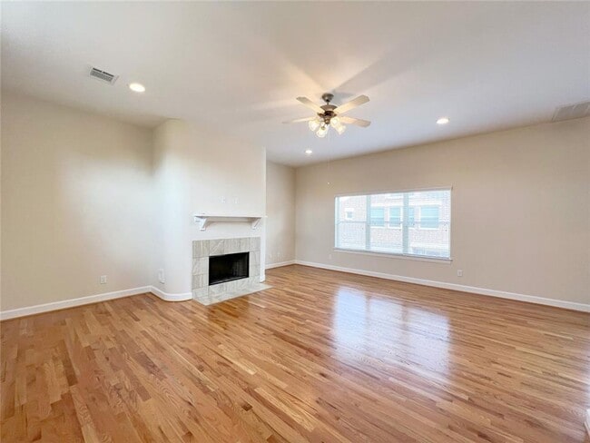 Building Photo - Modern tri-level 3 bed/ 2.5 bath