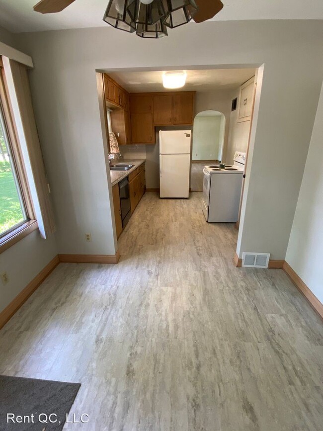 Foto del edificio - 3 br, 1.5 bath House - 566 Forest Road