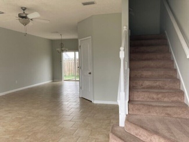 Foto del edificio - Charming 3 BR/2.5 bath  in a quiet, well-kept neighborhood. Convenient to schools, Tyndall AFB, s...