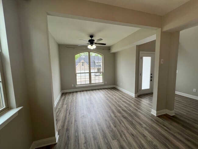 Foto del edificio - Spacious 5 Bedroom 3.5 Bath plus Bonus in ...