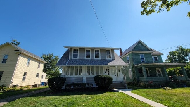 Building Photo - 4BR, 2BA Home with Large Backyard and 2-Ca...