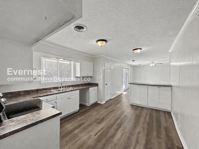 Foto del edificio - 3 Bed/2 Bath Home with Carport / Pet-Friendly / Available Now!